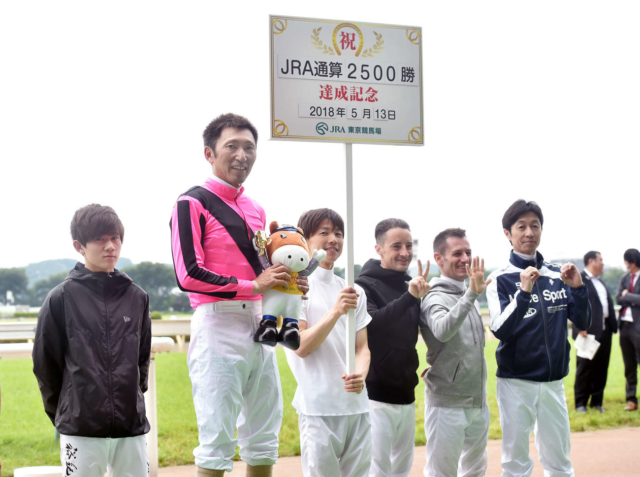 18年5月13日、通算2500勝達成の蛯名騎手（左から2人目）。右端が武豊騎手