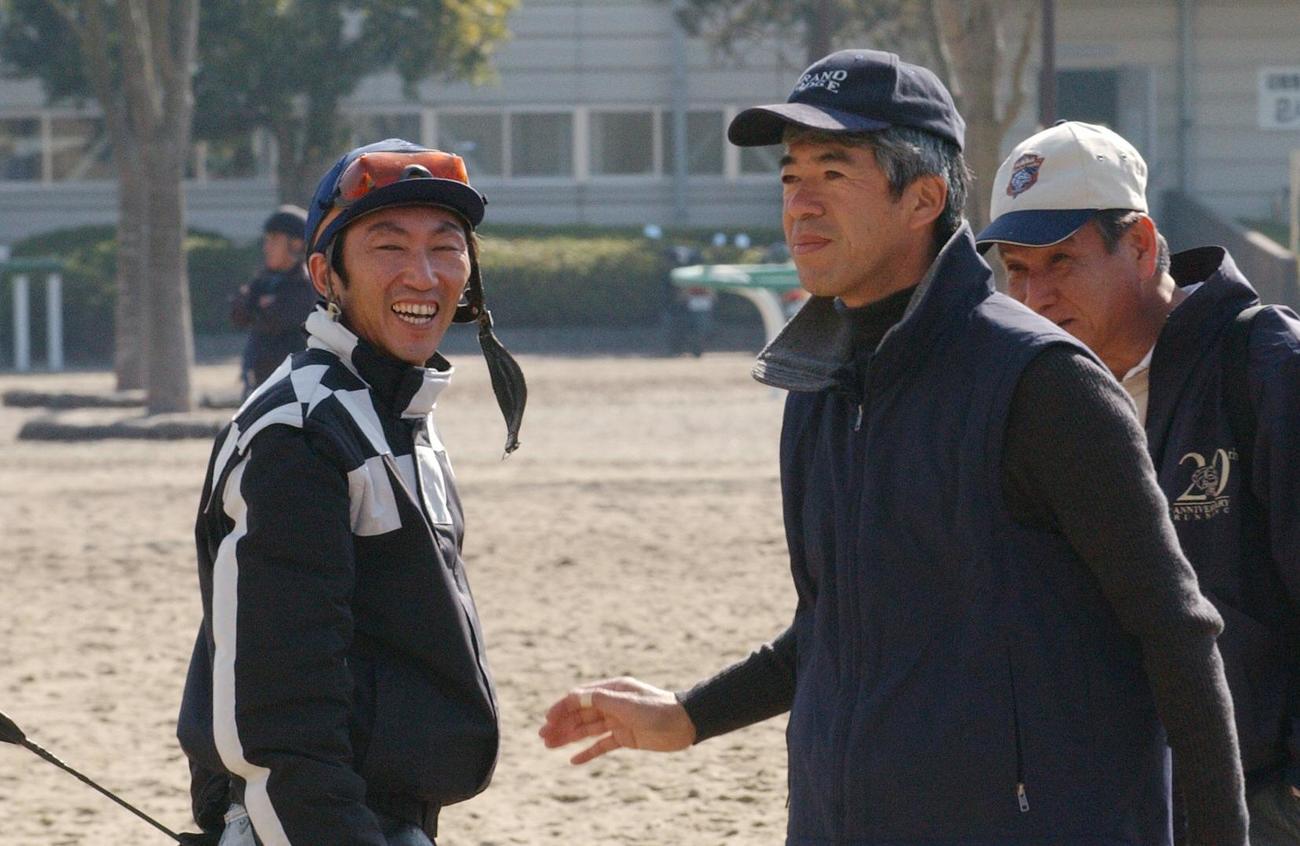 04年、美浦調教で談笑する蛯名正騎手（左）と藤沢和調教師