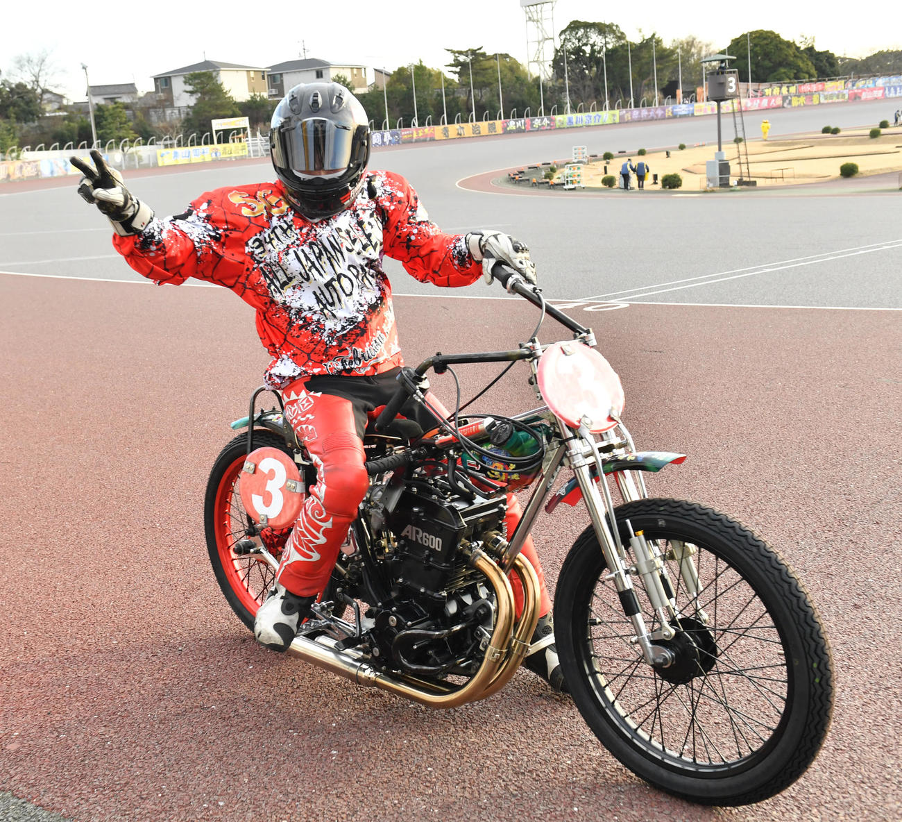 優勝した荒尾聡はウイニングランでVサインする（撮影・柴田隆二）