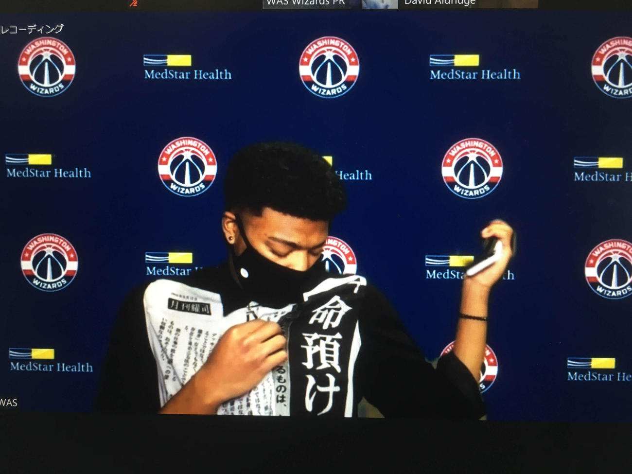 試合後の会見に、「命預けます・・」の文字がデザインされた服を着て臨んだウィザーズの八村