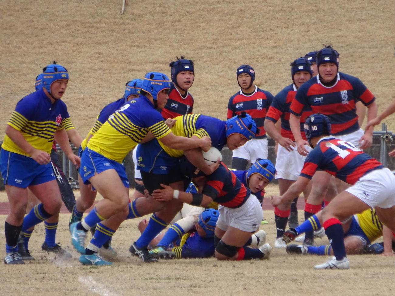 関西学院を破り、近畿地区の選抜大会第5代表の座を勝ち取った京都成章（左側、撮影・加藤裕一）
