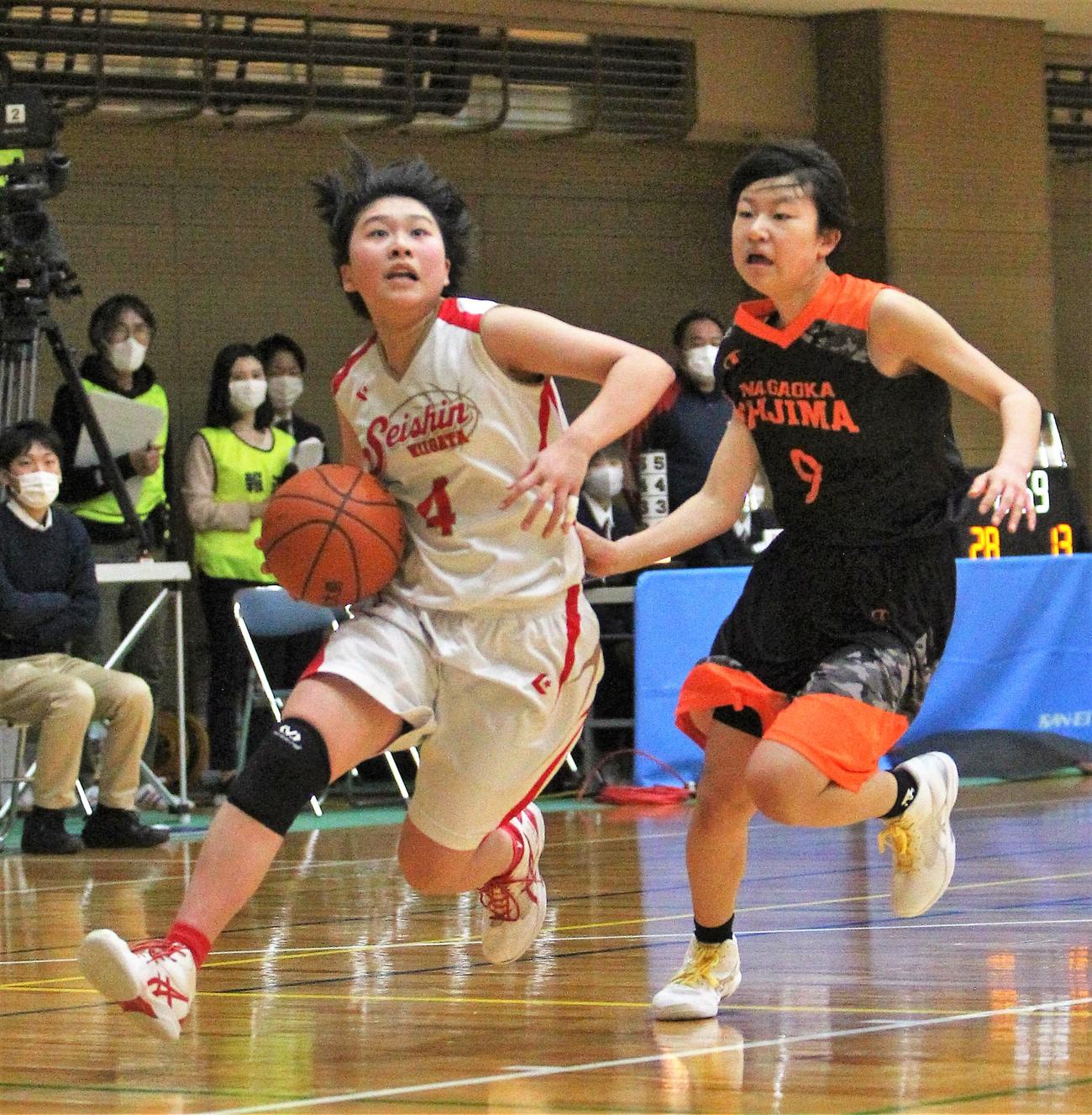 ゴールに向かう新潟清心女子SF石田（左）（撮影　飯嶋聡美）