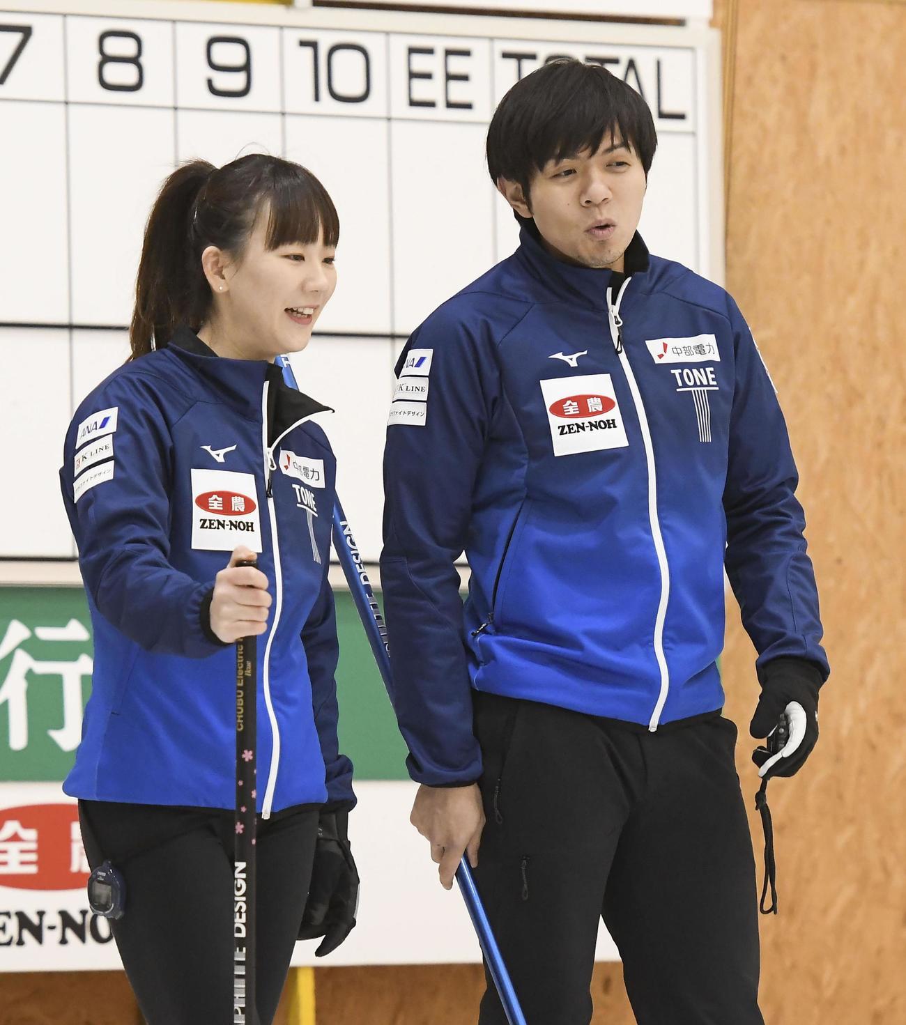 1次リーグA組の試合中に話す北沢（左）、両角友組＝みちぎんドリームスタジアム（C） JCA　IDE