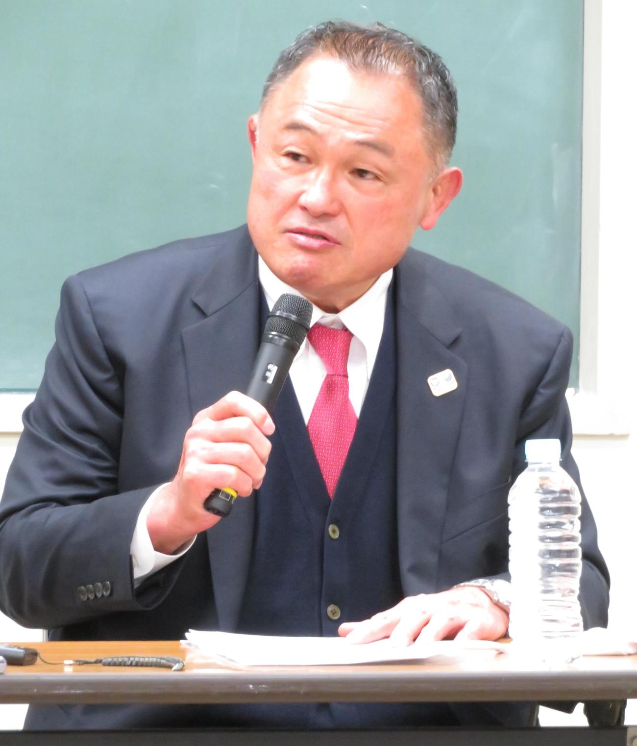 パワハラ騒動について説明する全日本柔道連盟の山下泰裕会長（撮影・峯岸佑樹）