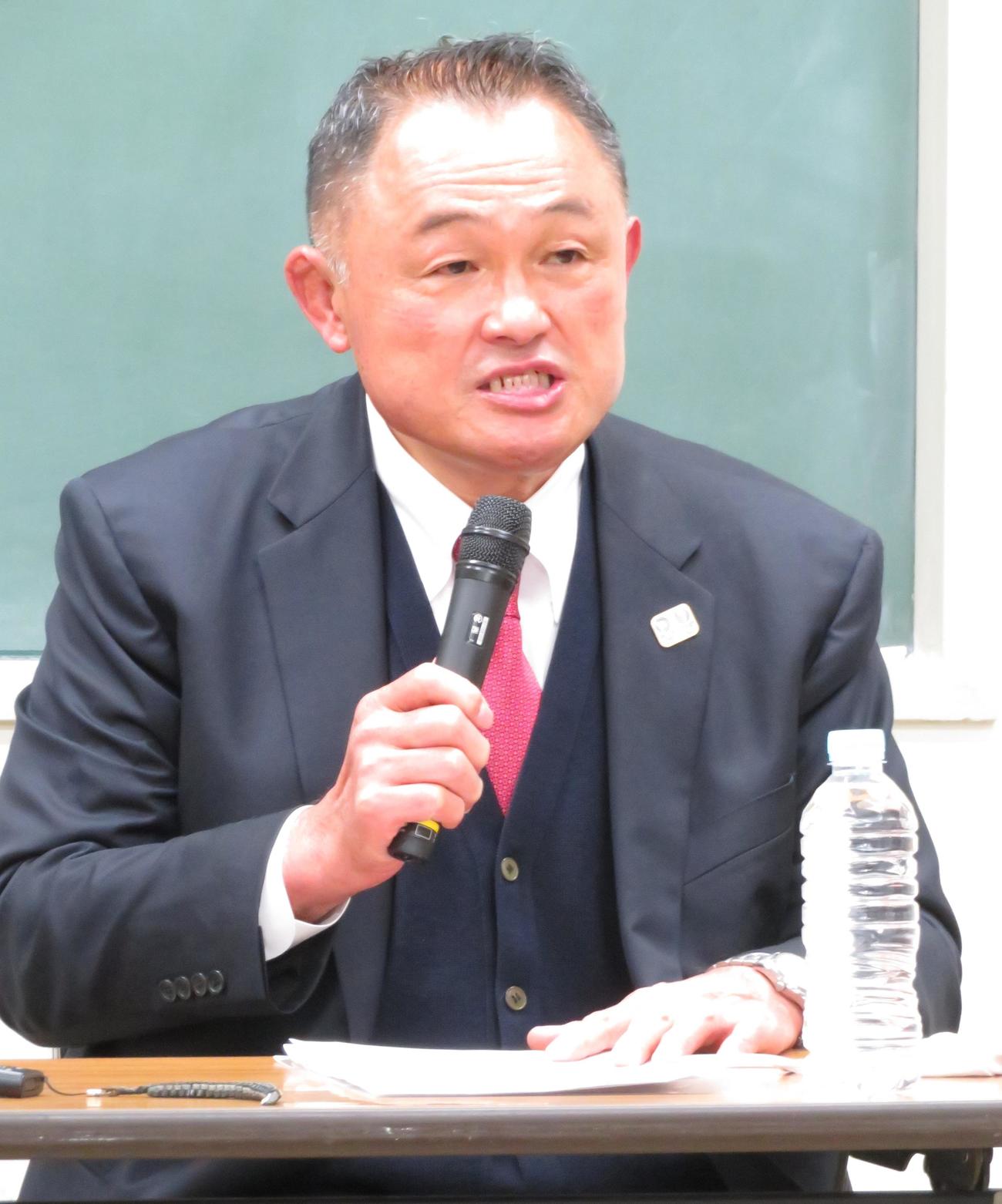 パワハラ騒動について説明する全日本柔道連盟の山下泰裕会長（撮影・峯岸佑樹）
