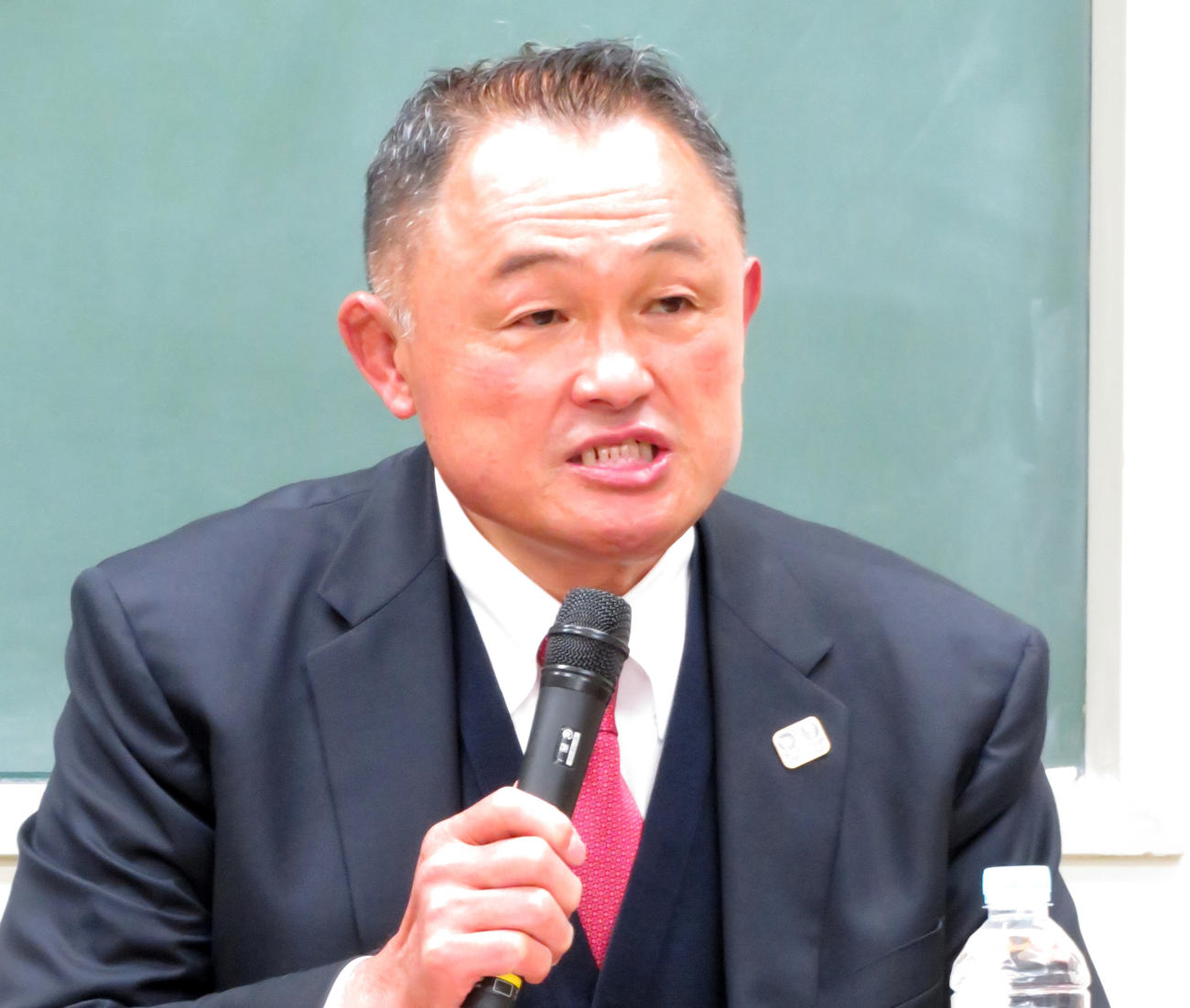 パワハラ騒動について説明する全日本柔道連盟の山下泰裕会長（撮影・峯岸佑樹）