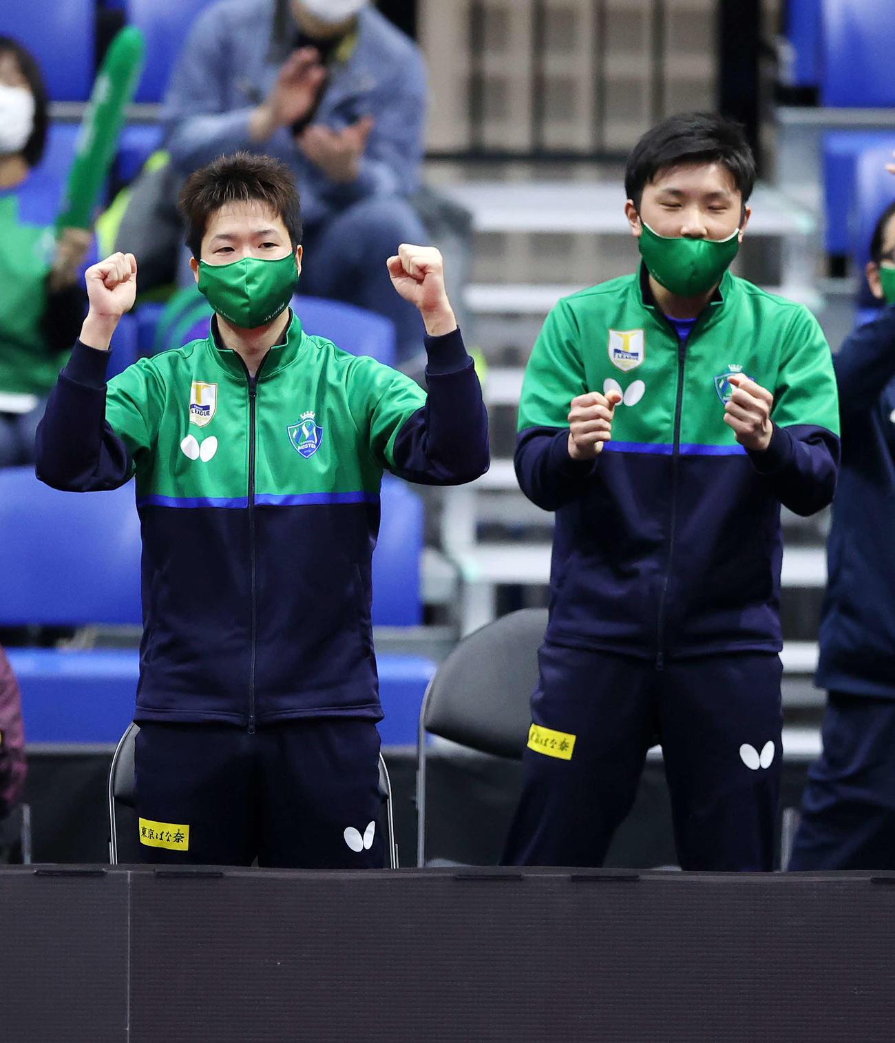 東京対琉球　第一試合男子ダブルス、ポイントが入りガッツポーズ東京の水谷（左）と張本（撮影・鈴木正人）