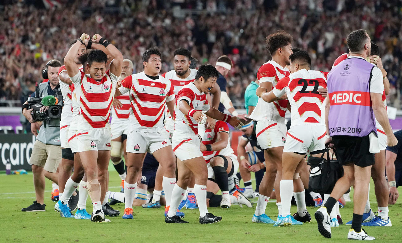 19年W杯日本大会でスコットランドに勝利し決勝トーナメント進出を決め喜ぶWTB福岡（左）ら