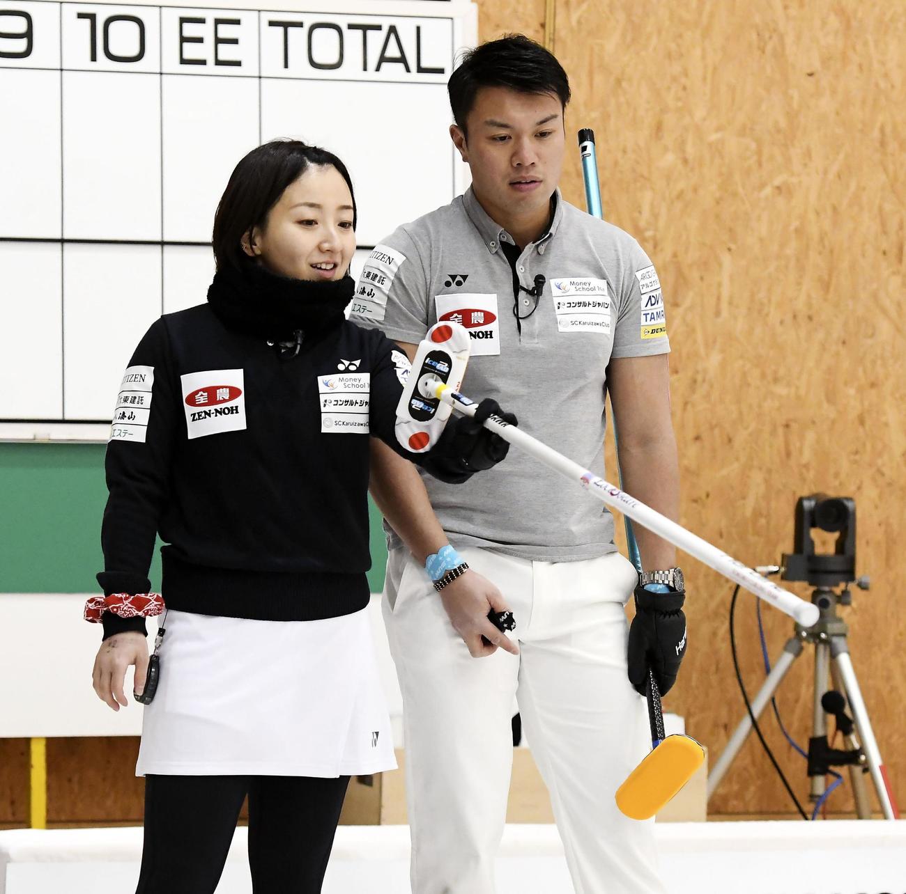 準々決勝で話し合う藤沢（左）、山口組＝みちぎんドリームスタジアム（C） JCA　IDE（共同）