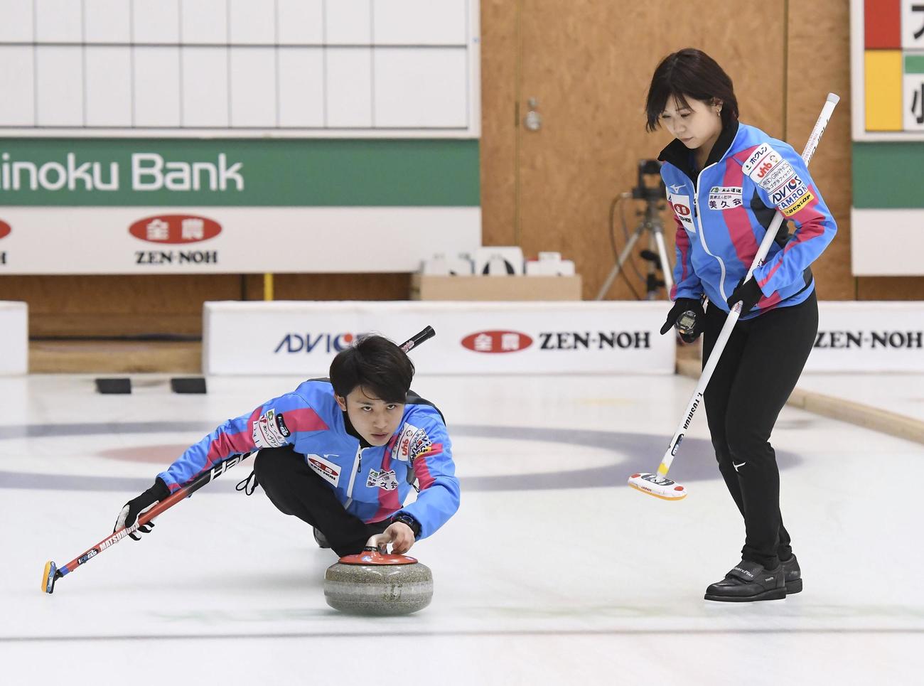 準々決勝でショットを放つ松村（左）と吉田夕＝みちぎんドリームスタジアム（C） JCA　IDE（共同）