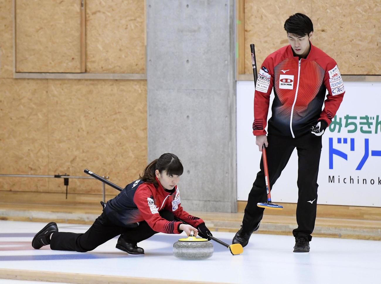1次リーグC組最終戦でショットを放つ松村（左）、谷田組（共同）