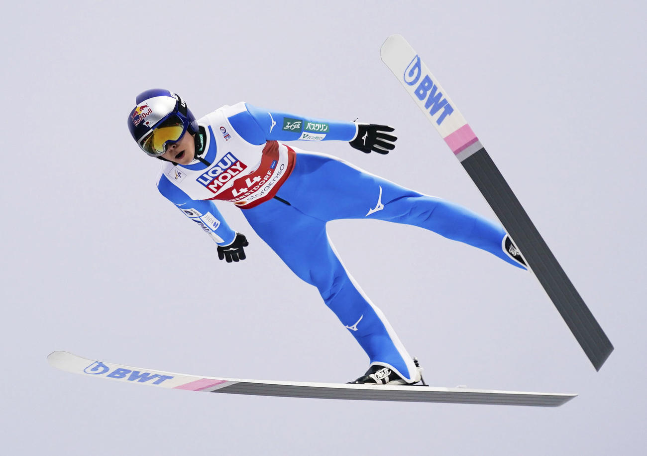 ジャンプ男子個人ノーマルヒルで12位だった小林陵侑の飛躍（共同）