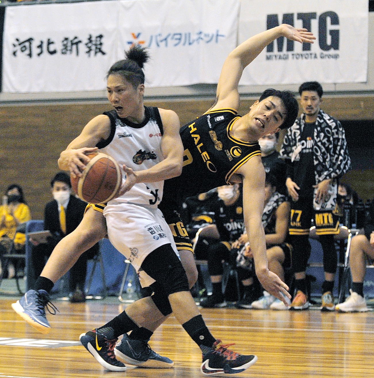 第4Q残り14秒、1点差に追いついた仙台は沢辺（右）が香川兜玉に反則を犯し、チーム5ファウルになる