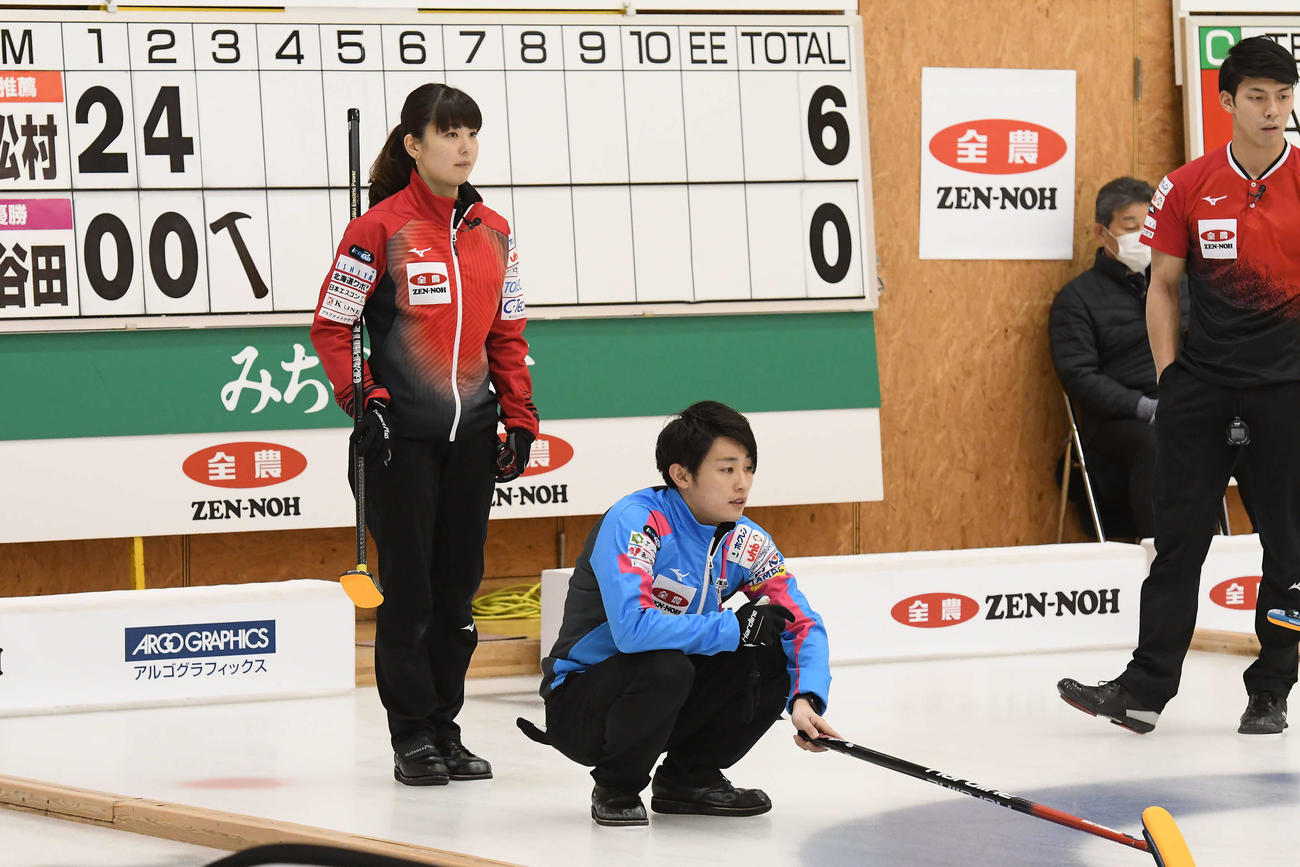 決勝で対戦した兄の松村雄太（中央）と妹の千秋（左）(C)JCA IDE