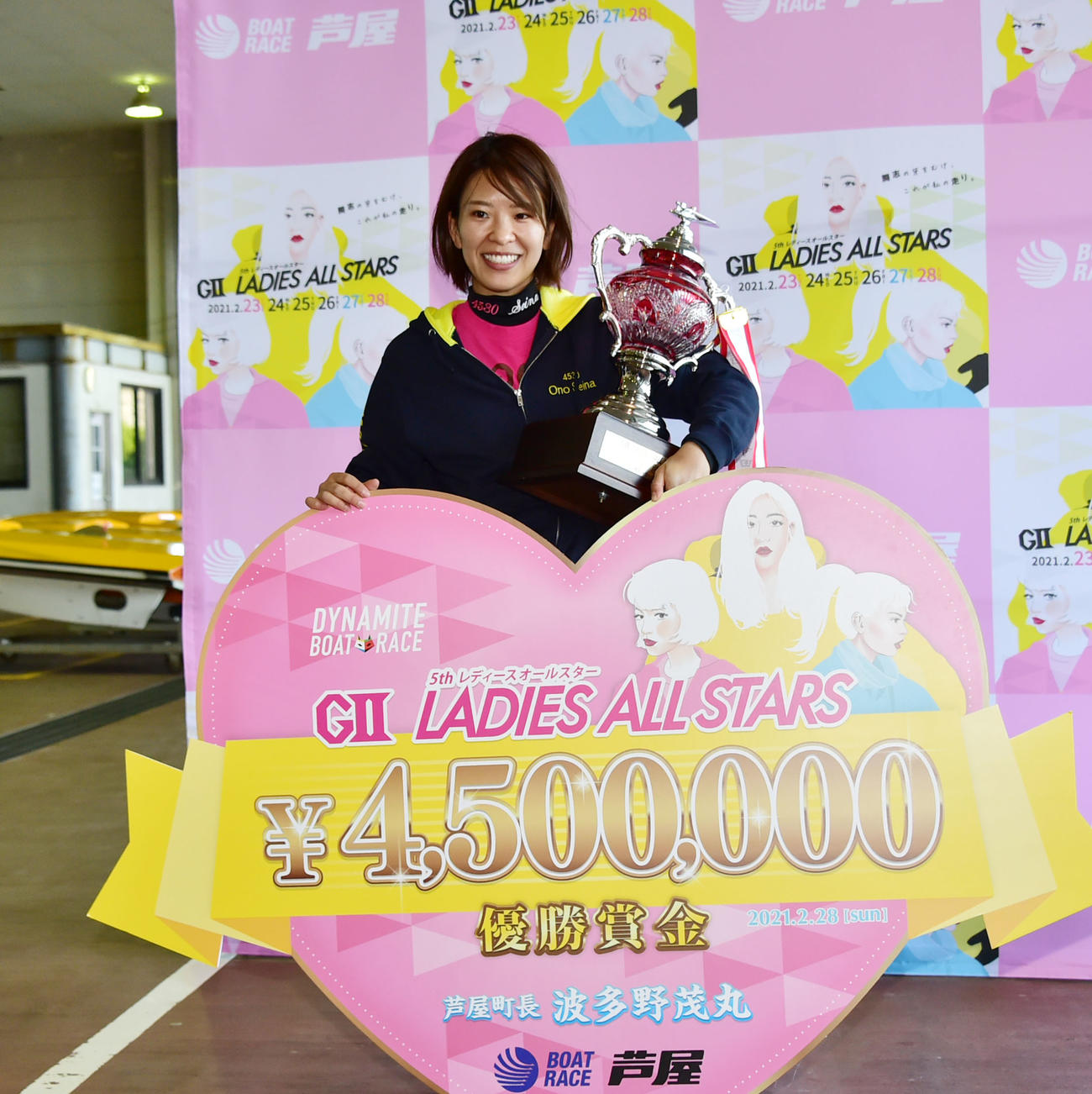 優勝し表彰を受ける小野生奈（撮影・外山鉄司）