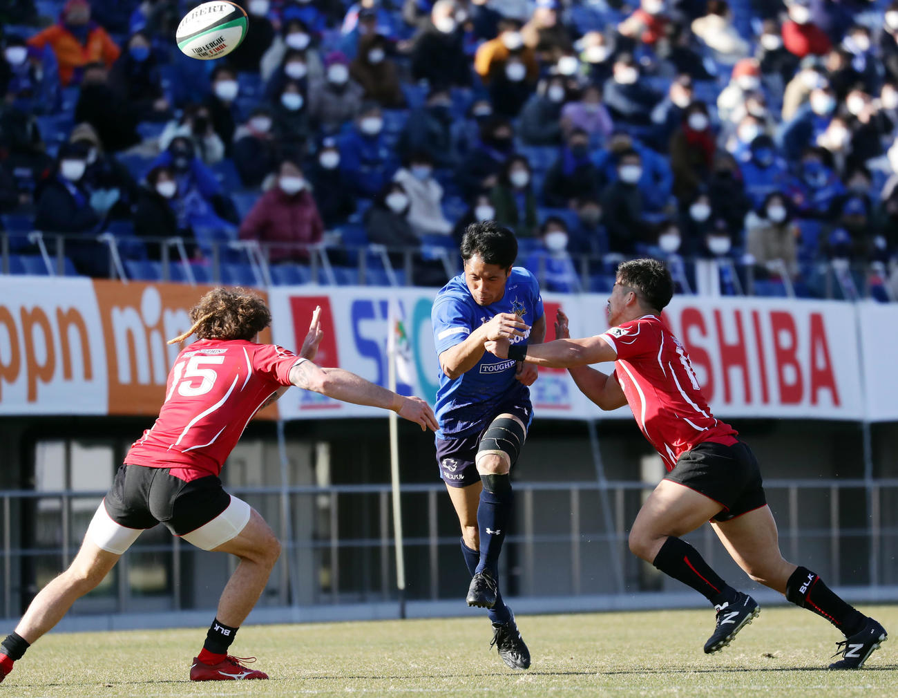 パナソニック対日野　後半、パナソニックSO山沢（中央）は前方に小さくキックし、そのまま持ち込んでトライを決める（撮影・浅見桂子）