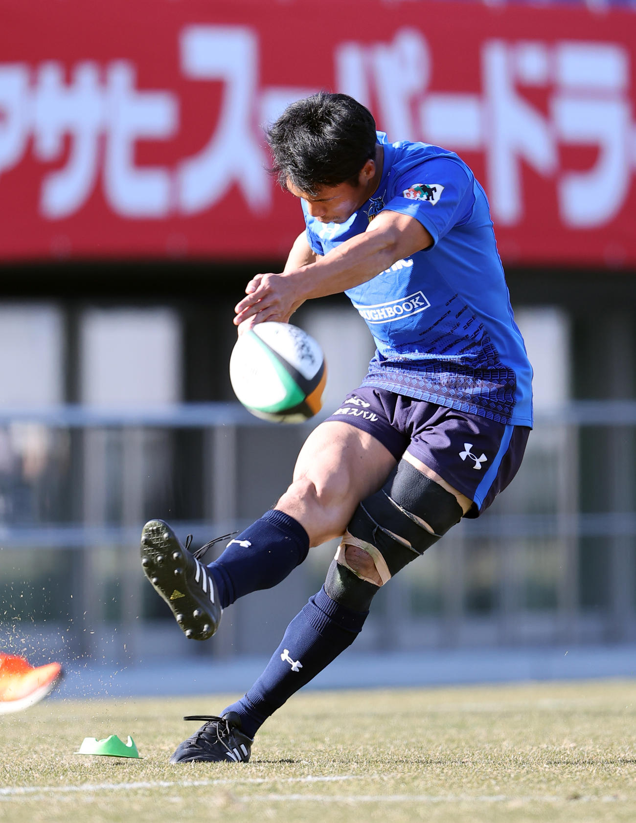 パナソニック対日野　後半、パナソニックSO山沢はコンバージョンキックを決める（撮影・浅見桂子）