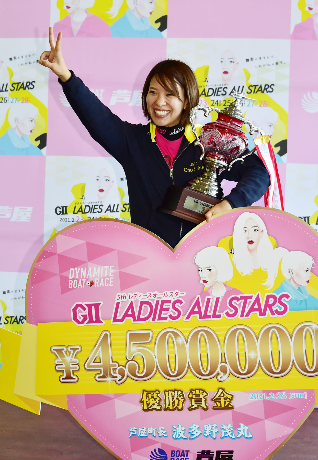優勝し表彰を受ける小野生奈（撮影・外山鉄司）