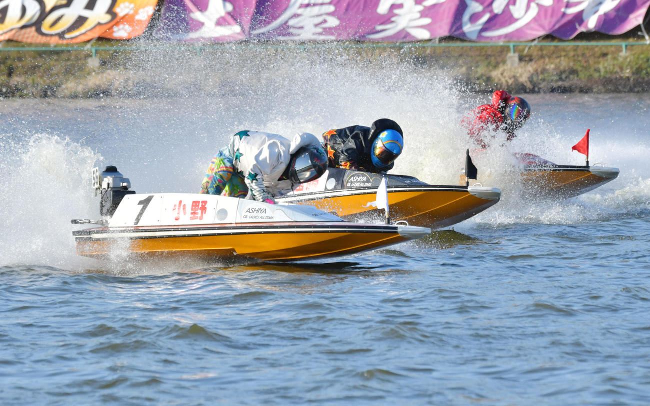 優勝戦の1周目2Mをトップでターンする小野生奈（撮影・外山鉄司）