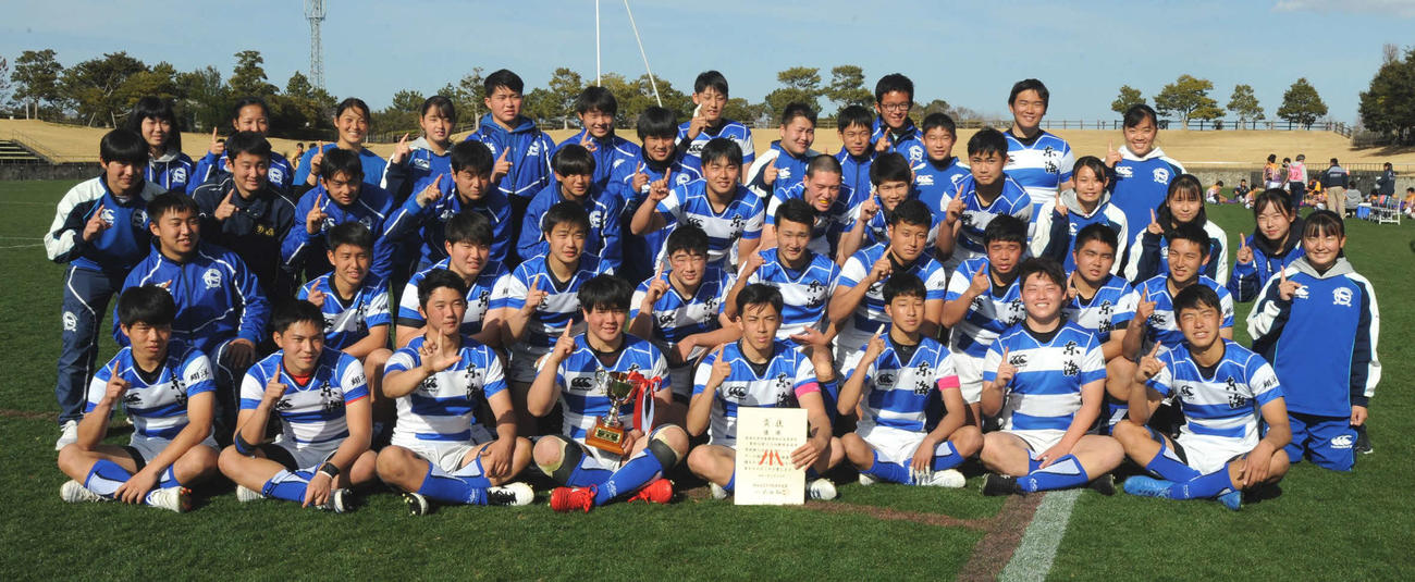 ナンバーワンポーズを決める東海大静岡翔洋の選手たち
