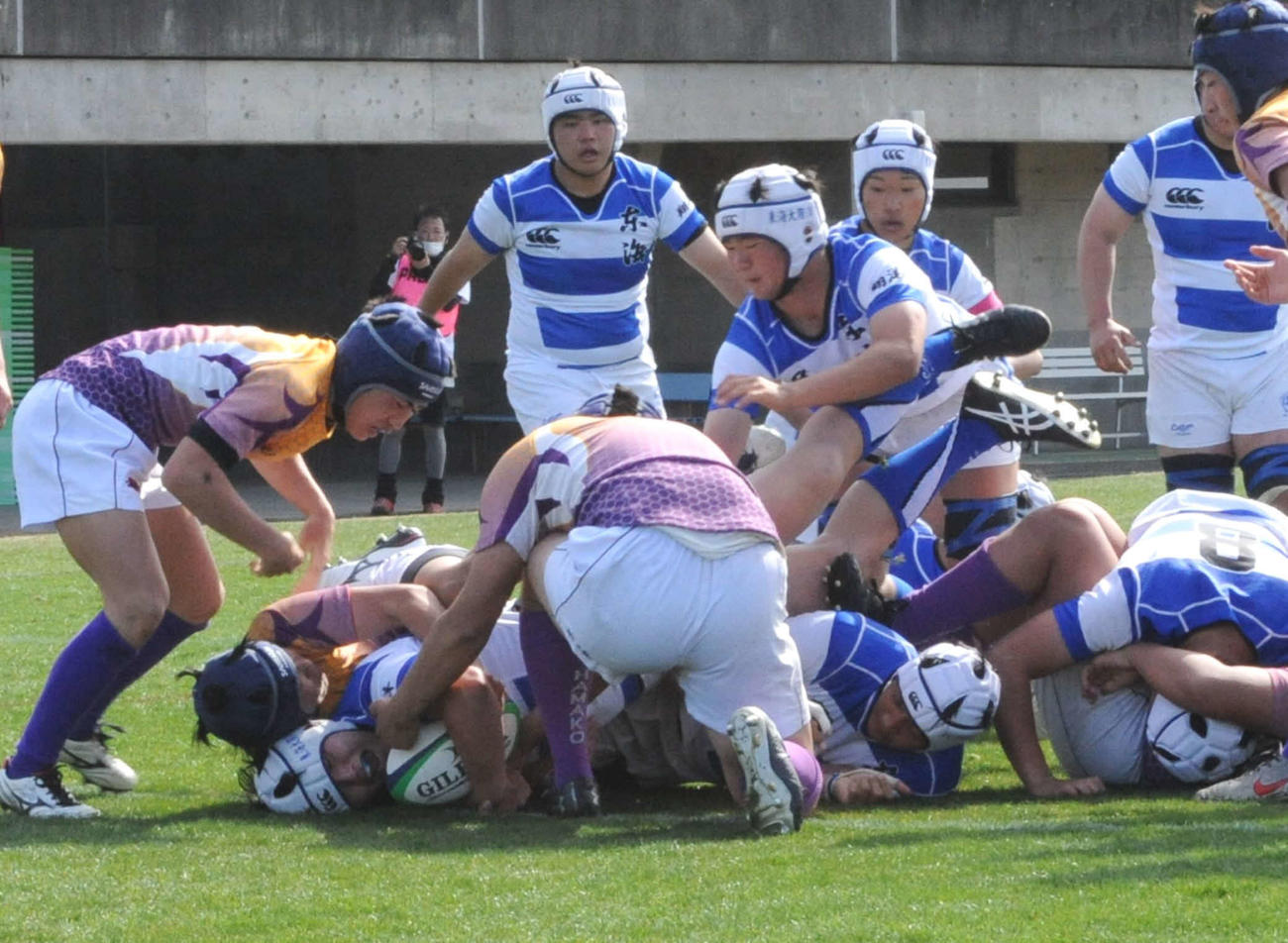 前半28分、東海大静岡翔洋の杉山慈が反撃のトライ（左下）