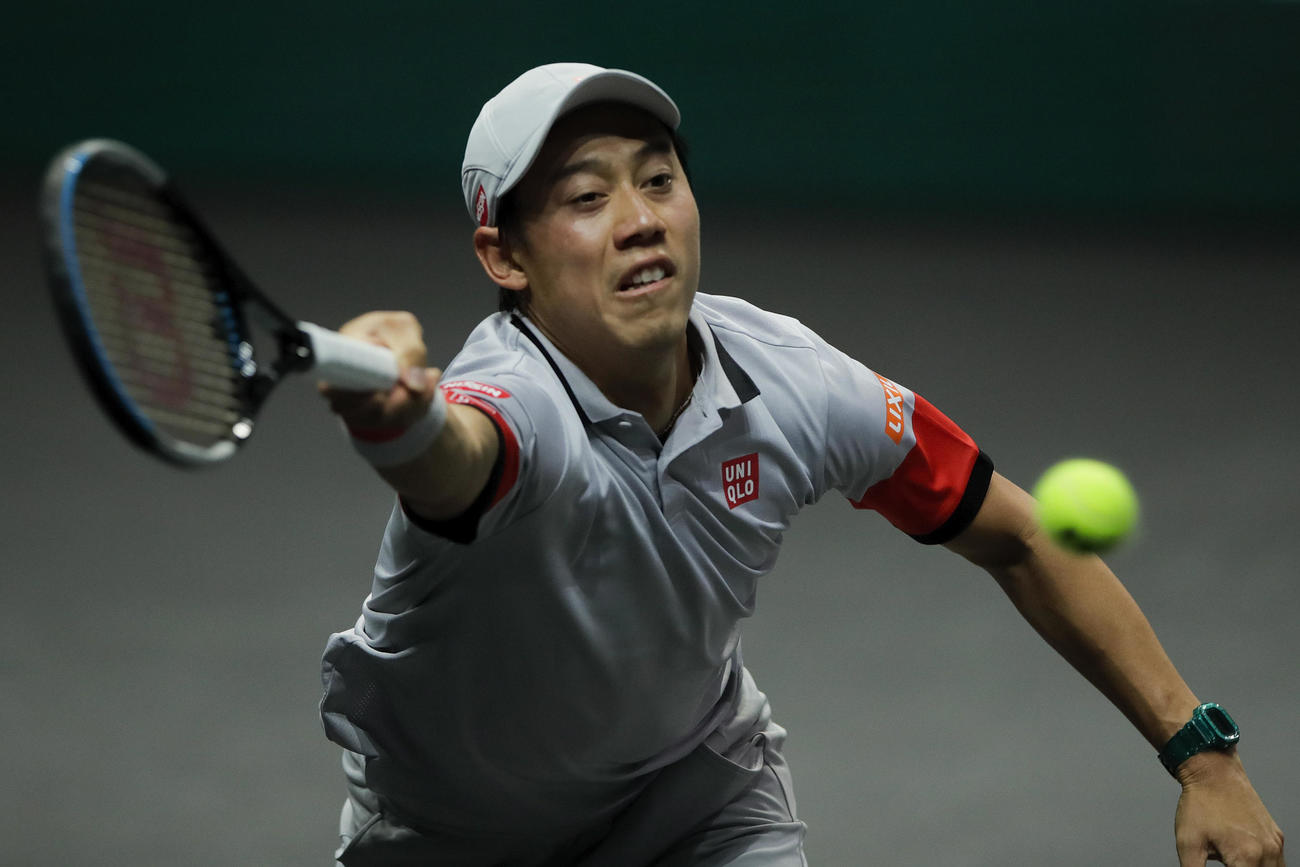 ABN・AMROワールド1回戦、ボールに食らいつく錦織（AP）