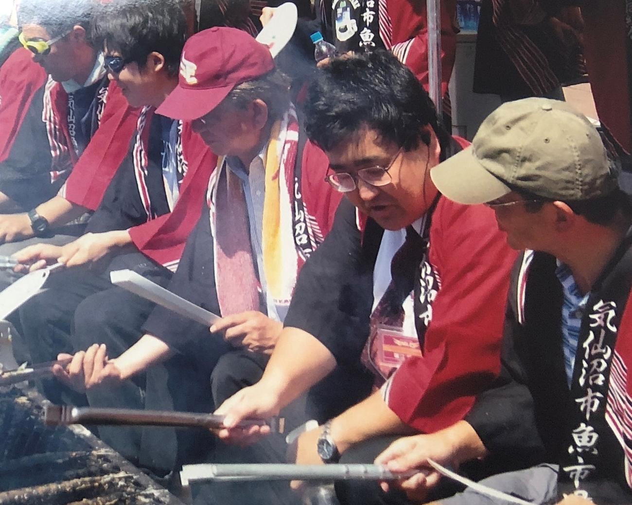 楽天時代、球場前のイベントでサンマを焼く堀江さん（右から2人目）（堀江さん提供）
