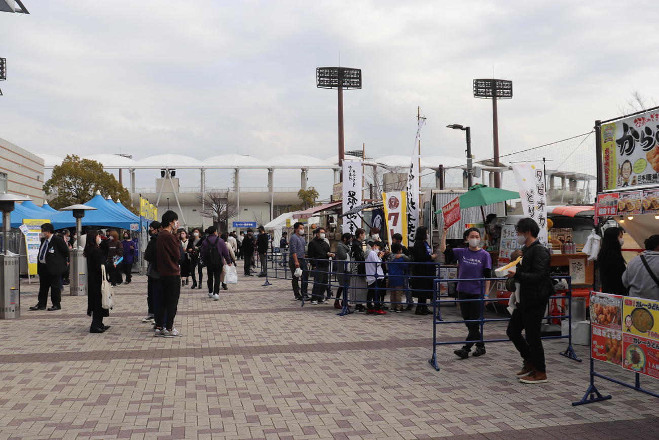 三河の試合会場周辺はキッチンカーなどでにぎわう