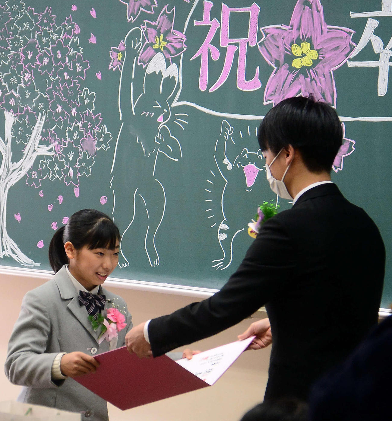 担任の教諭から卒業証書を受け取る芦川