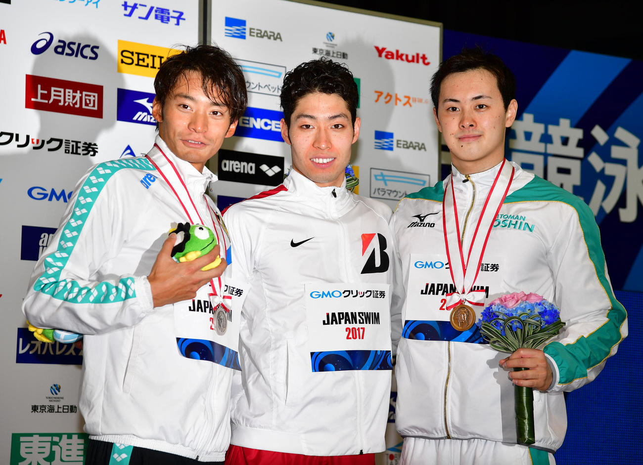 17年日本選手権　男子200メートル背泳ぎで優勝する萩野公介（中央）。左は2位入江陵介（2017年4月16日撮影）