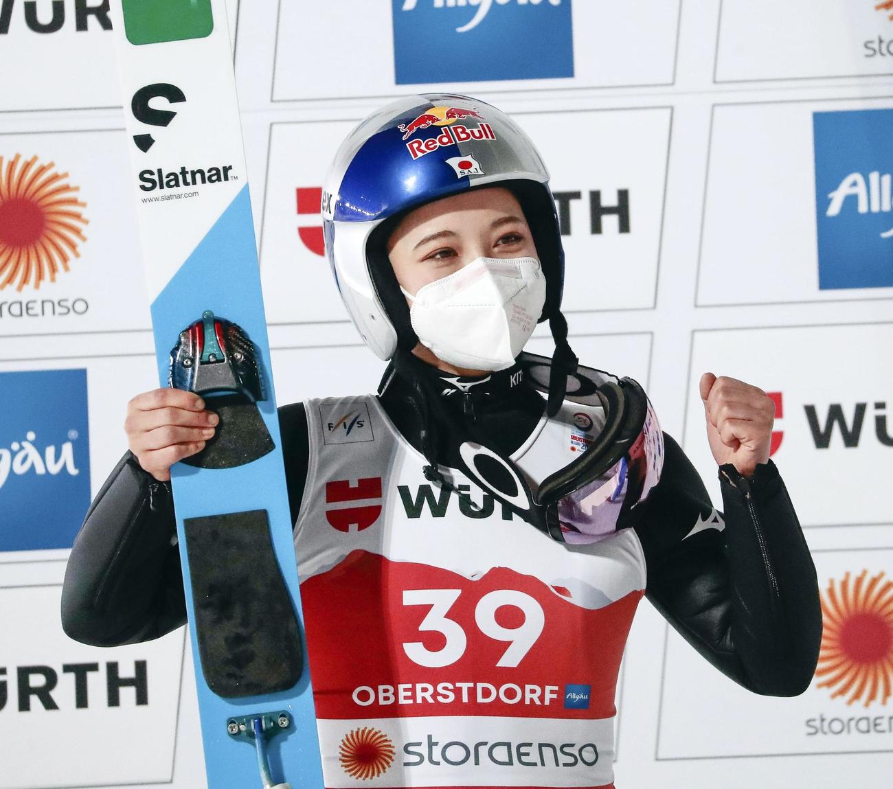 ジャンプ女子個人ラージヒルで2位に入り、喜ぶ高梨沙羅（共同）
