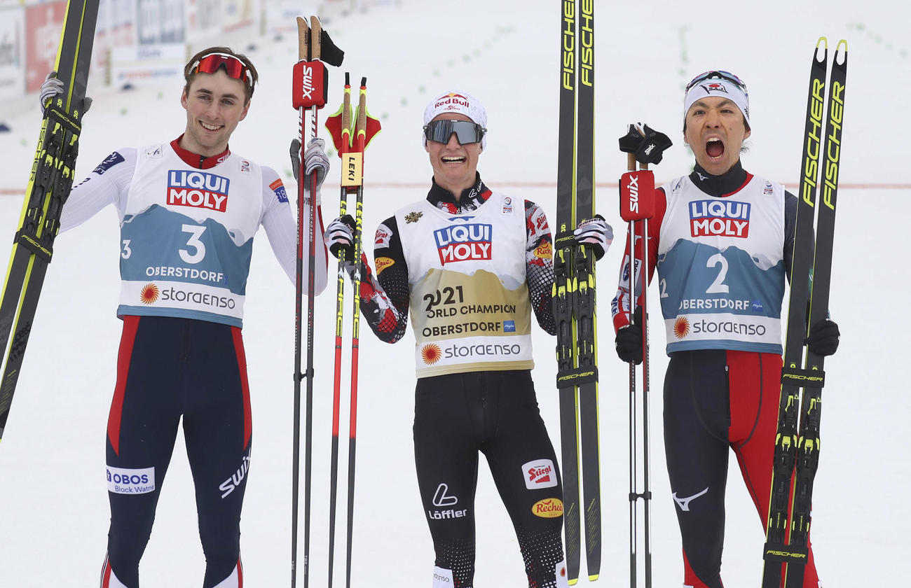 複合男子個人ラージヒルで3位に入った渡部暁斗（右）。中央は優勝のヨハネス・ランパルター、左は2位のヤールマグヌス・リーベル（AP＝共同）
