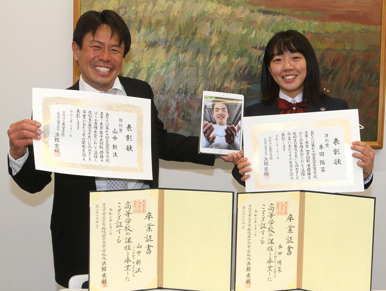 3日遅れの卒業式に出席した札幌第一の本田（右）。左はリモートで出席した山中が映るタブレットを持つ押切監督（撮影・奥村晶治）