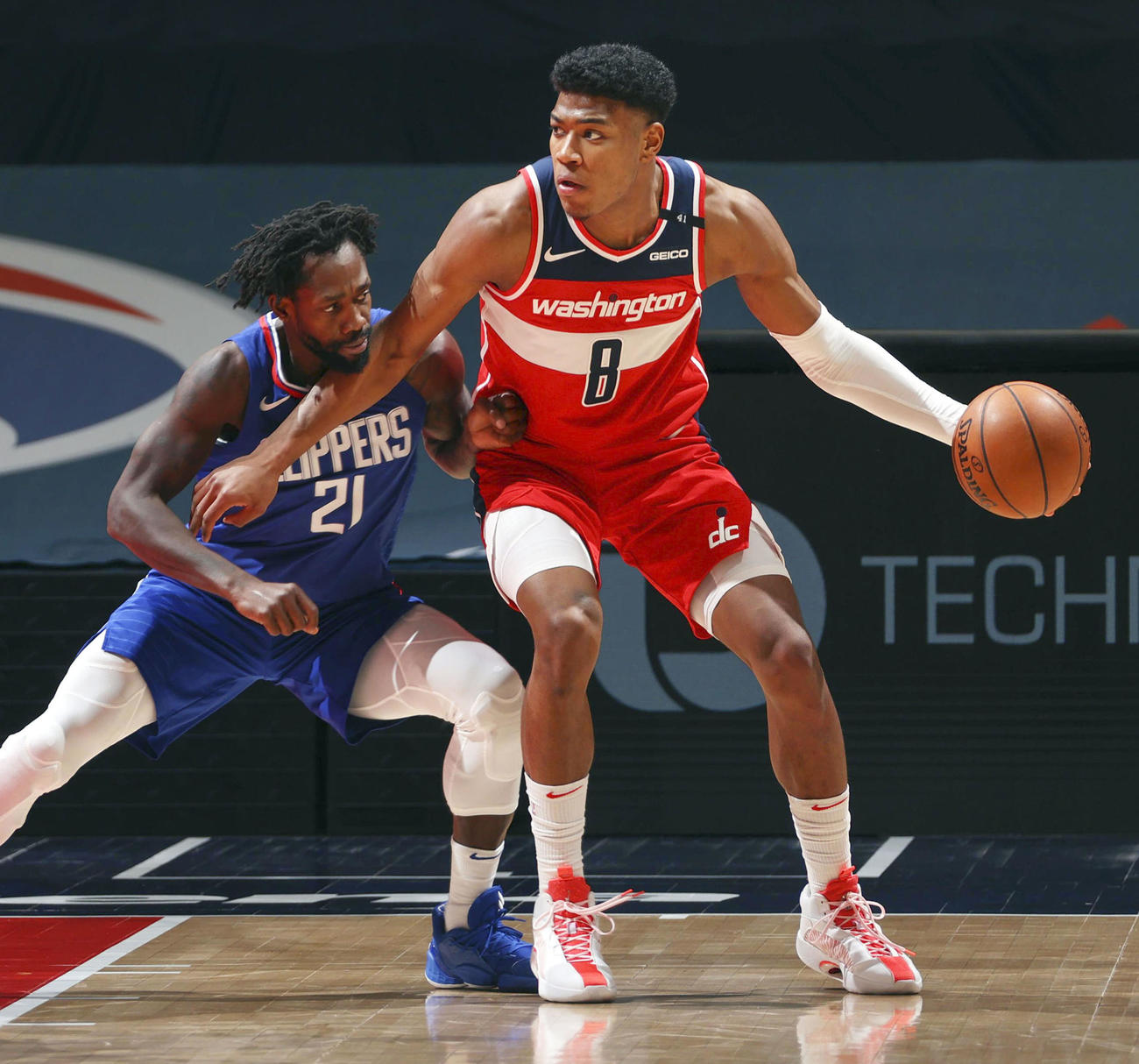 クリッパーズ戦で攻めるウィザーズの八村（右）（NBAE提供・ゲッティ＝共同）
