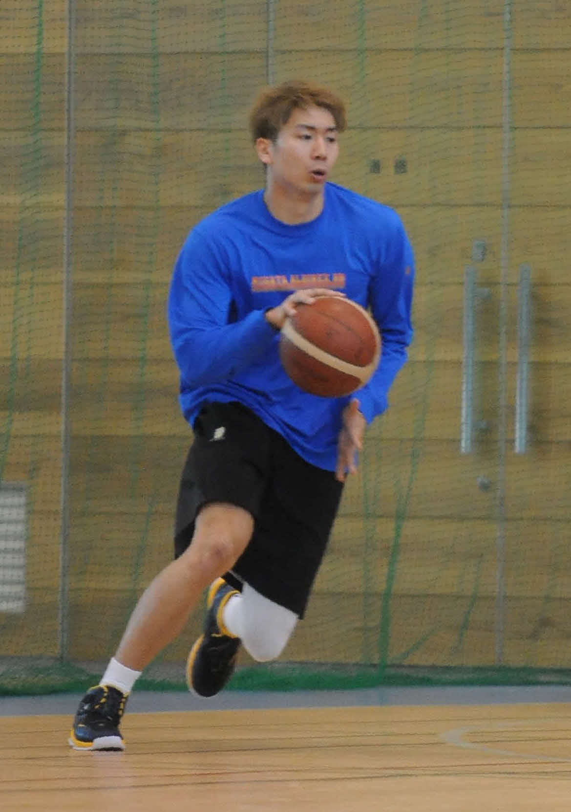 ドリブルで切り込む林