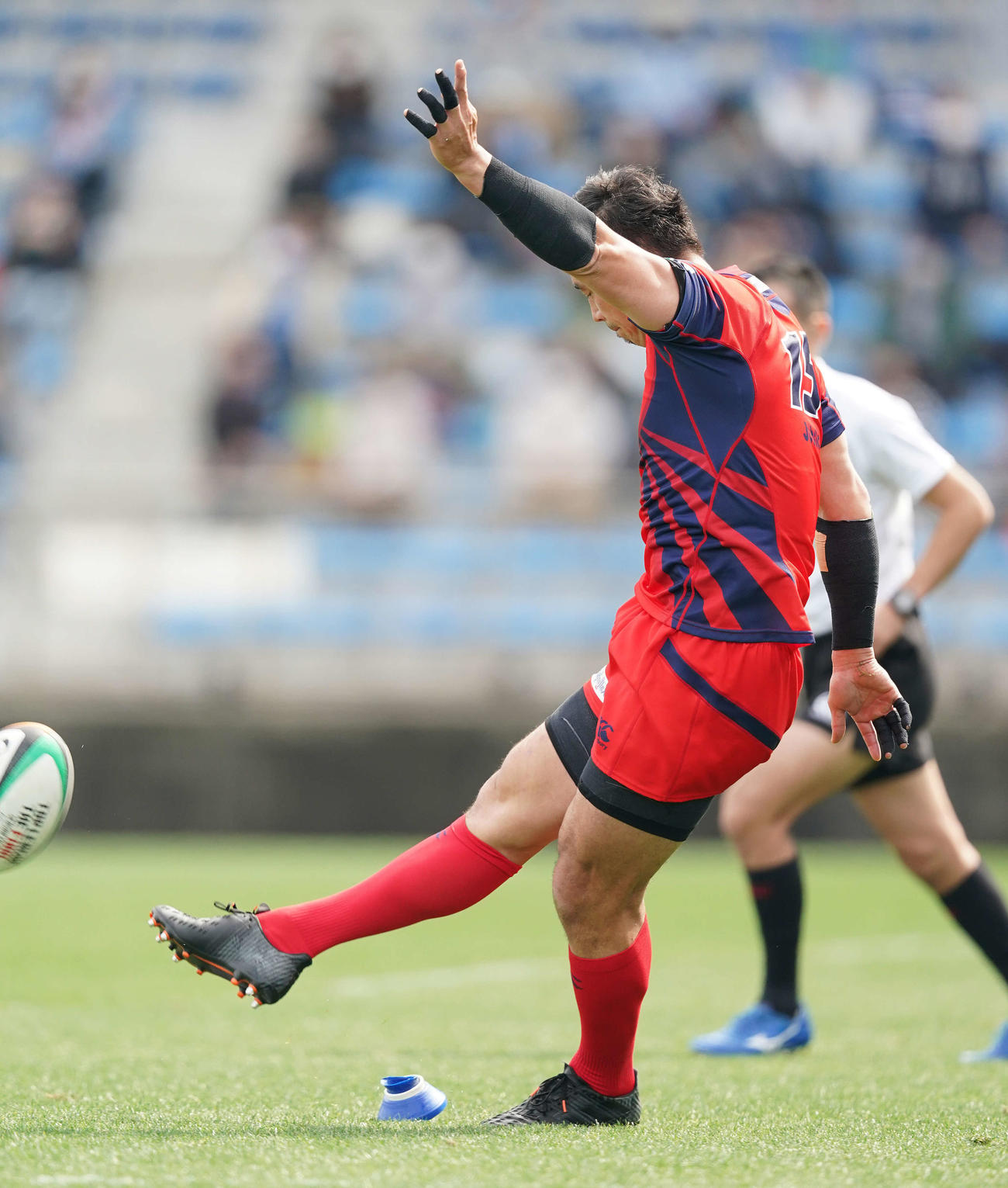 NEC対ヤマハ発動機　前半、ゴールキックを蹴るヤマハ発動機FB五郎丸（撮影・鈴木みどり）