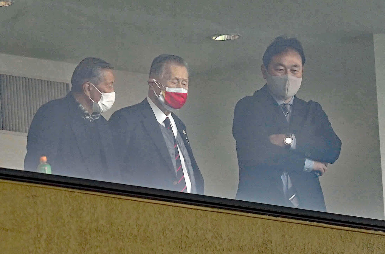 ＮＥＣ対ヤマハ発動機　観戦に訪れた森喜朗氏（中央）。右は清宮ラグビー協会副会長（撮影・鈴木みどり）