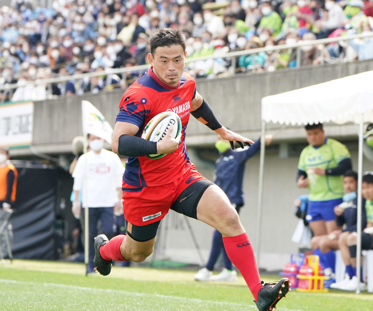 NEC対ヤマハ発動機　前半、トライするヤマハ発動機FB五郎丸（右）（撮影・鈴木みどり）