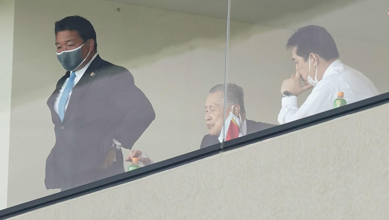 NEC対ヤマハ発動機　観戦に訪れた森喜朗氏（中央）（撮影・鈴木みどり）