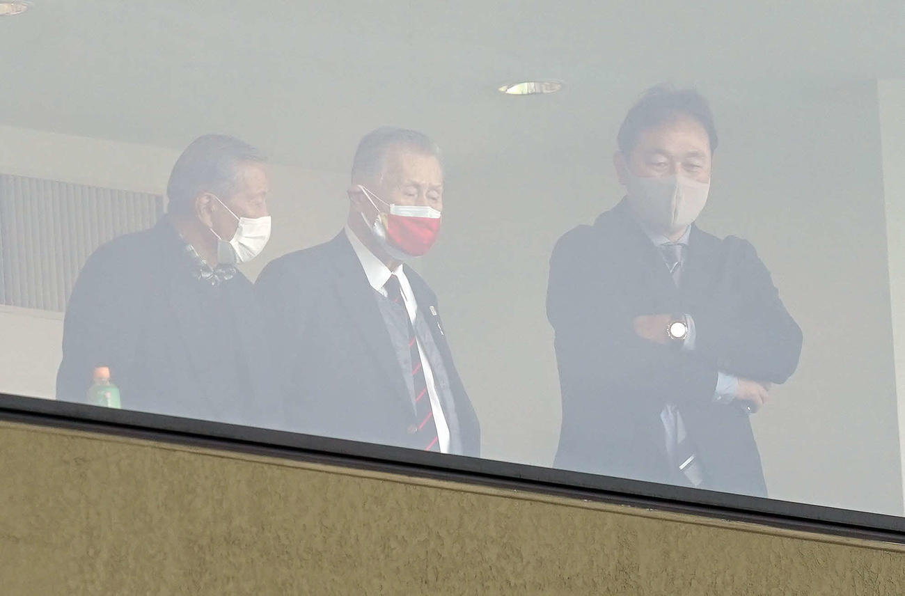 NEC対ヤマハ発動機　観戦に訪れた森喜朗氏（中央）。右は清宮ラグビー協会副会長（撮影・鈴木みどり）