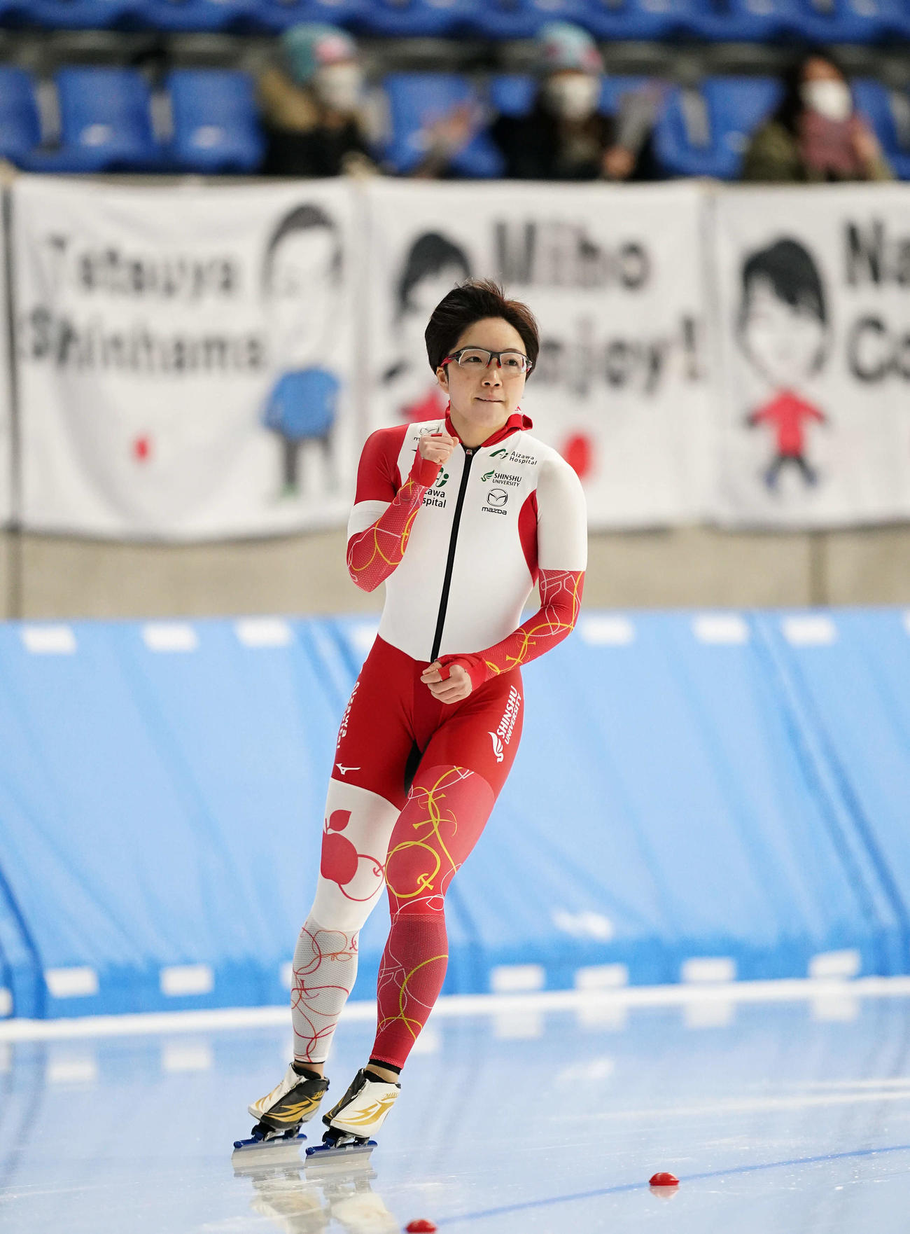 女子500メートルで優勝し、ガッツポーズを見せる小平（撮影・菅敏）