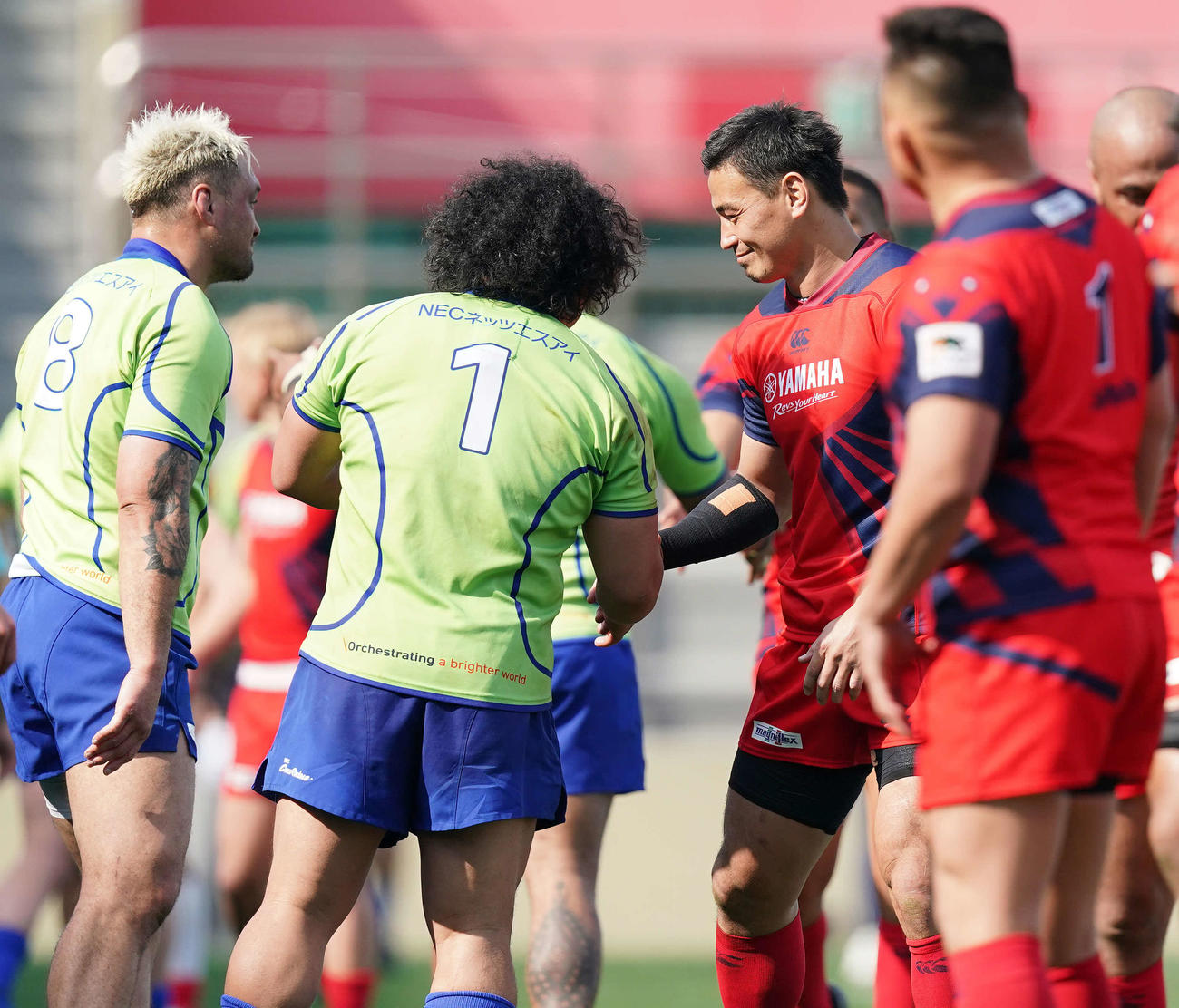 NEC対ヤマハ発動機　試合後、NECプロップ瀧沢（中央）と握手を交わすヤマハ発動機FB五郎丸（撮影・鈴木みどり）