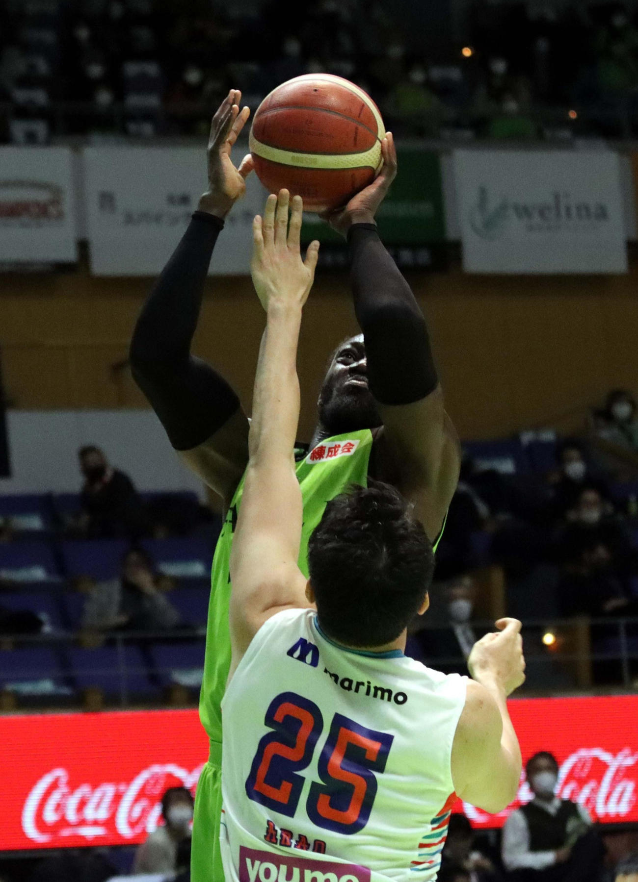 第2Q、シュートを放つ北海道ファイ（撮影・永野高輔）