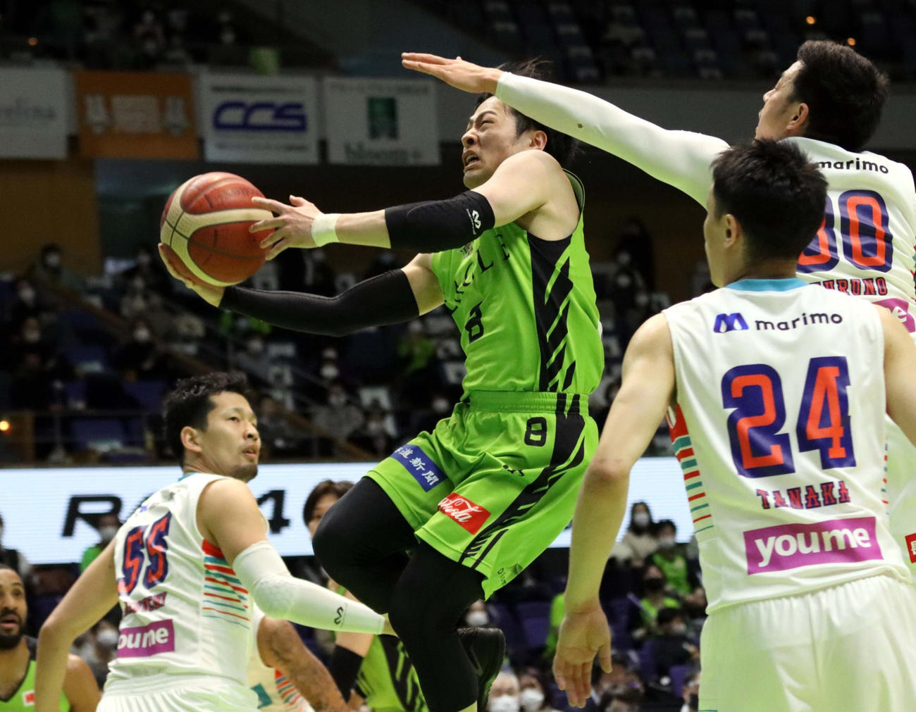 第1Q、厳しいマークを受けながらシュートを放つ北海道多嶋（撮影・永野高輔）