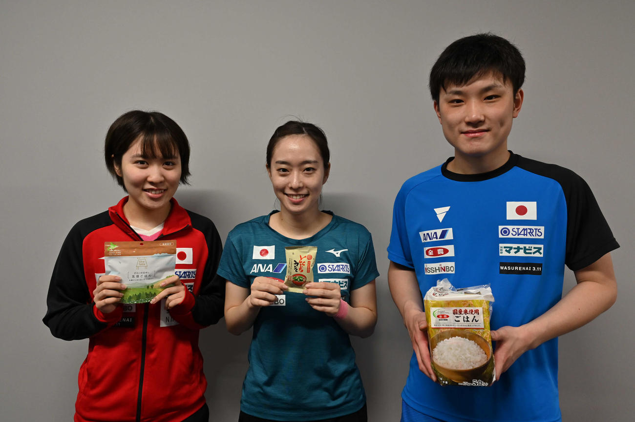 全農から提供された食材を手に笑顔を見せる、左から平野美宇、石川佳純、張本智和（全農提供）
