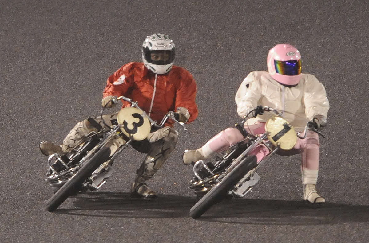 伊勢崎オート　10レース2次予選　有吉辰也（右）とデットヒートの末、連勝した森且行（2008年9月21日撮影）