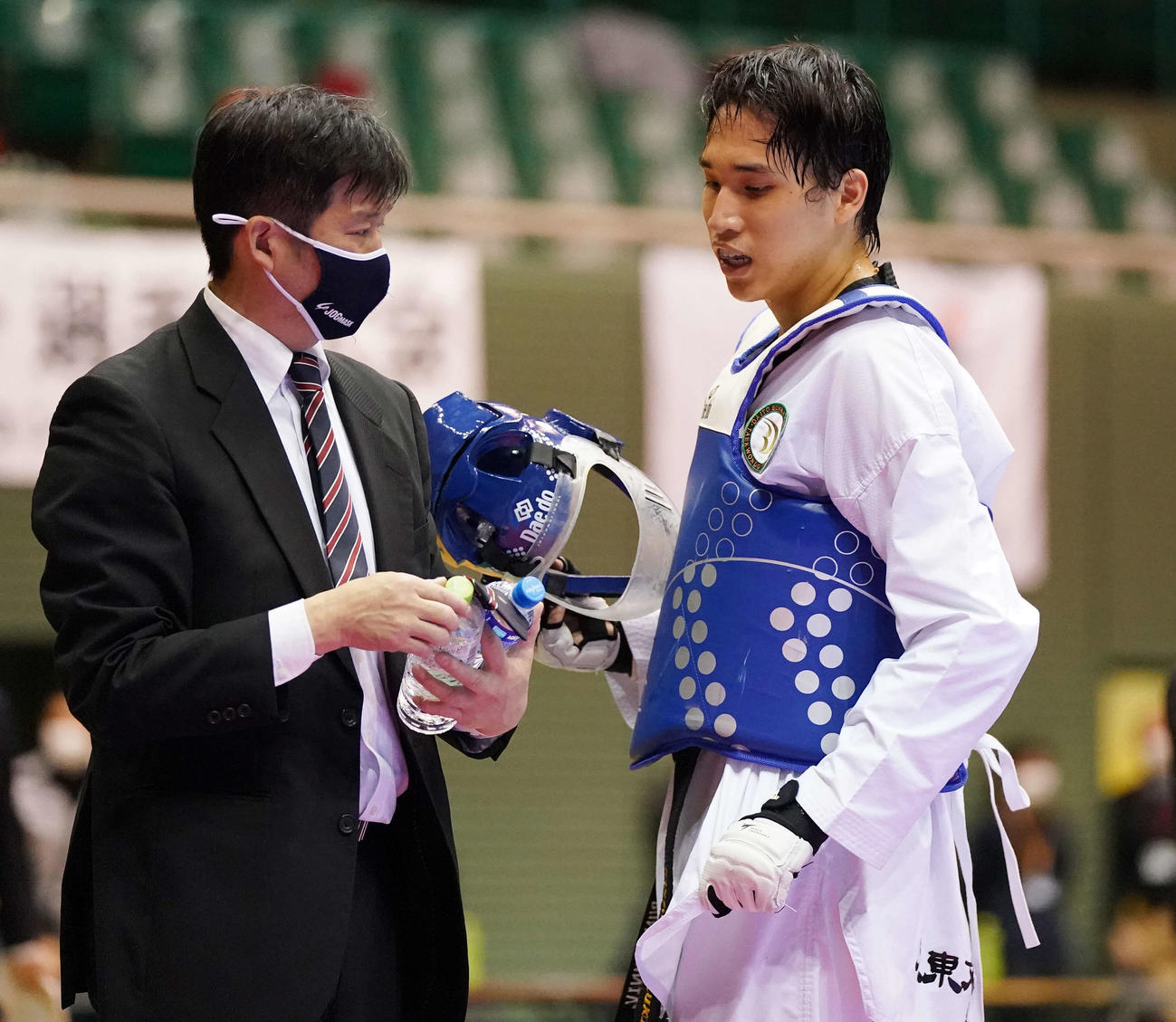 男子74キロ級決勝で浜田に敗れ悔しげな表情の鈴木リ（右）（撮影・鈴木みどり）