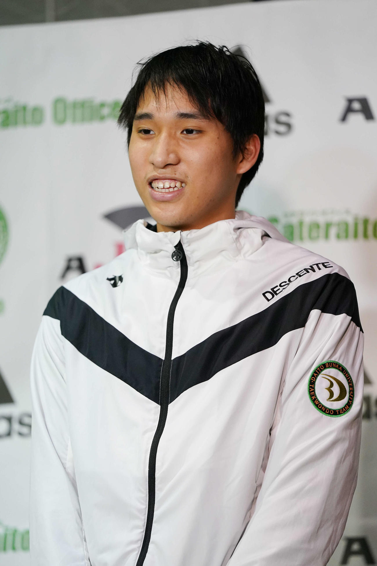 男子74キロ級決勝で浜田に敗れ準優勝のの鈴木リは会見に臨む（撮影・鈴木みどり）