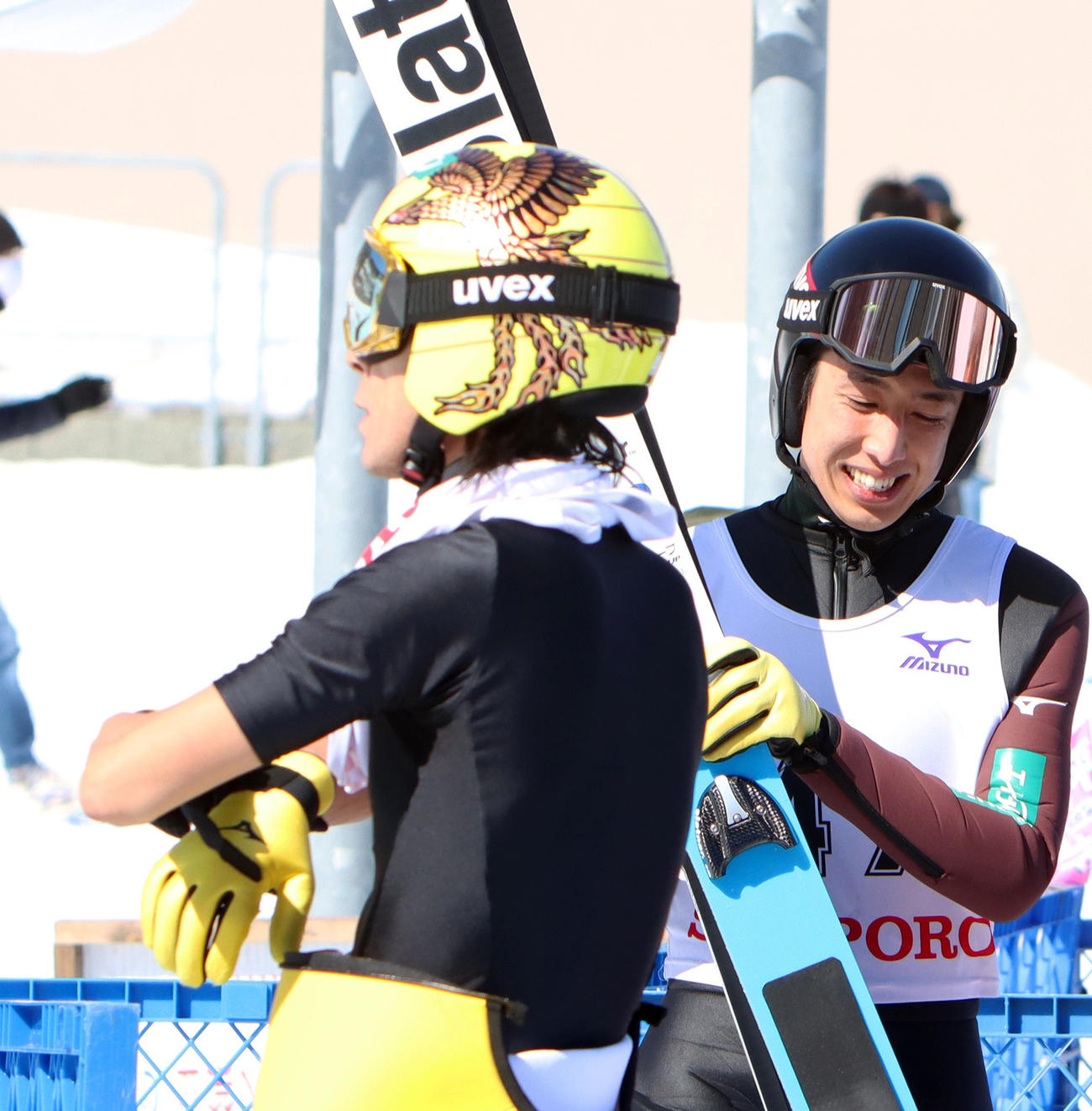 悔しそうに電光掲示板を見る葛西（手前）。奥は成年男子で優勝した渡部弘（撮影・奥村晶治）