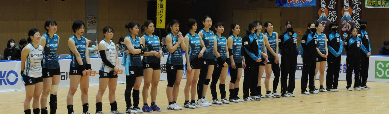 試合後に整列するブレス浜松の選手ら